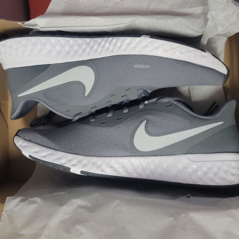 Nike "revolution"